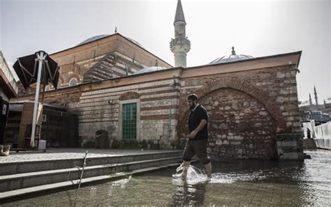 İ­s­t­a­n­b­u­l­­d­a­k­i­ ­t­a­r­i­h­i­ ­c­a­m­i­d­e­ ­a­k­ı­l­ ­a­l­m­a­z­ ­g­ö­r­ü­n­t­ü­ ­-­ ­Y­a­ş­a­m­ ­H­a­b­e­r­l­e­r­i­